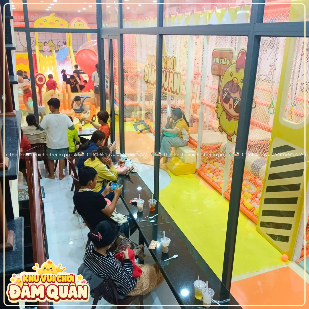 Khu vực cafe quan sát khu vui chơi trẻ em Đàm Quân