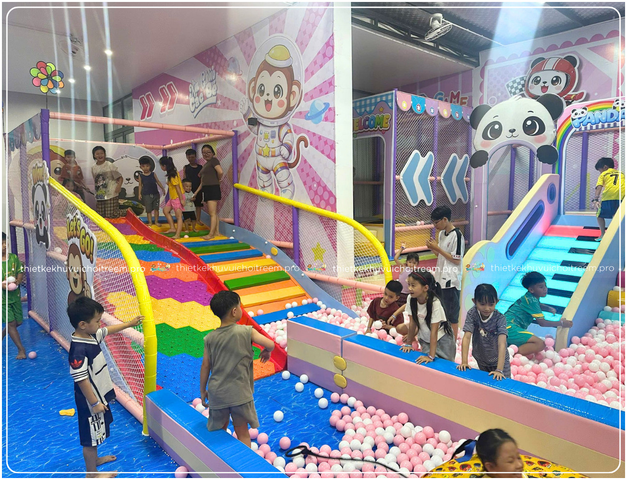 Hồ banh và Cầu trượt phao khô hấp dẫn tại Khu vui chơi Monpapa Kids Land Kon Tum